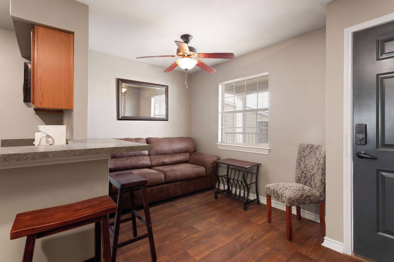 Others 5, Eagle's Den Suites Cotulla a Travelodge by Wyndham, La Salle