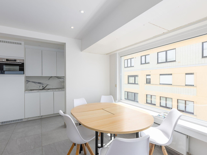 Others 4, Bright apartment with frontal sea view, West-Vlaanderen