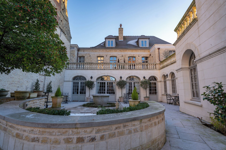 Exterior & Views