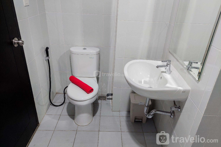 Bathroom 3, Comfy 1BR Apartment at Casa De Parco By Travelio, Tangerang