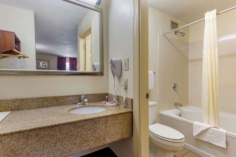 Bathroom, Econo Lodge Fayetteville I-95, Cumberland