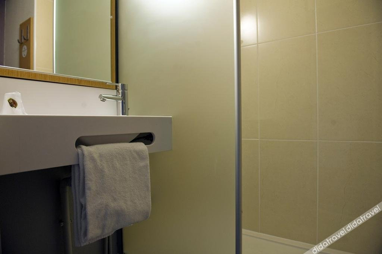 Bathroom 3, B&B HOTEL Nancy Frouard (1), Meurthe-et-Moselle