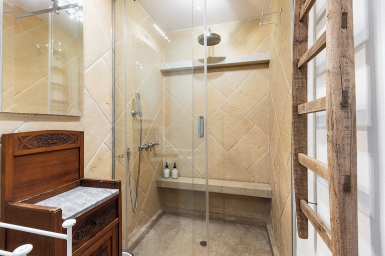 Bathroom 5, Masseria Costanza, Syracuse
