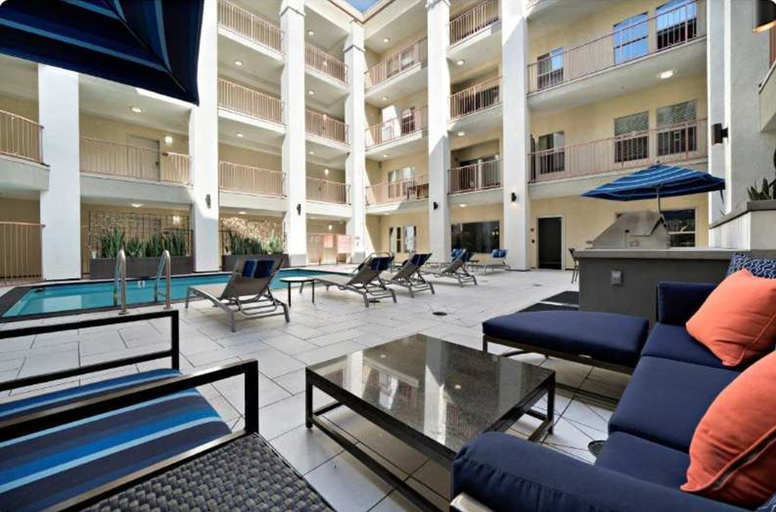 Room 4, Modern Escape W Pool GYM Parking 10 Min to Cedars, Los Angeles