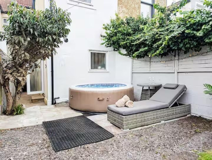 Sport & Beauty 4, Central 3BR Home with Hot Tub Sleeps 10, Portsmouth
