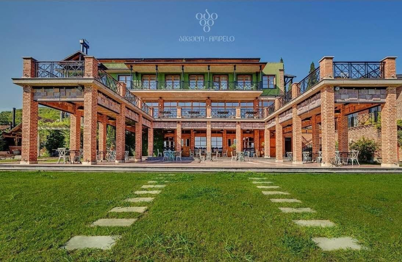 Exterior & Views