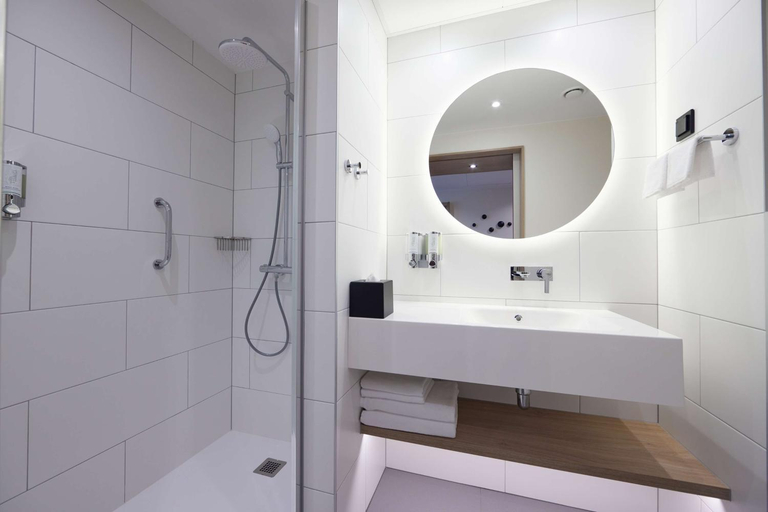 Bathroom 5, Hampton by Hilton Poznań Swarzędz, Poznań