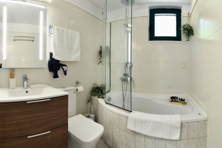 Bathroom 2, El Dorado Corner, Crete