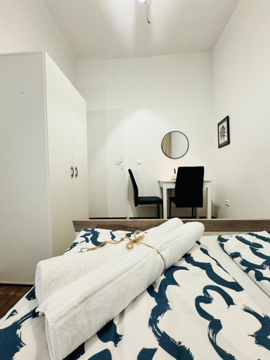 Bedroom 2, 5BR Apt For 10 Walk to Kaufpark Alterlaa, Wien