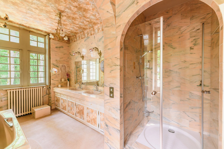 Bathroom 5, Château Picol, Vienne