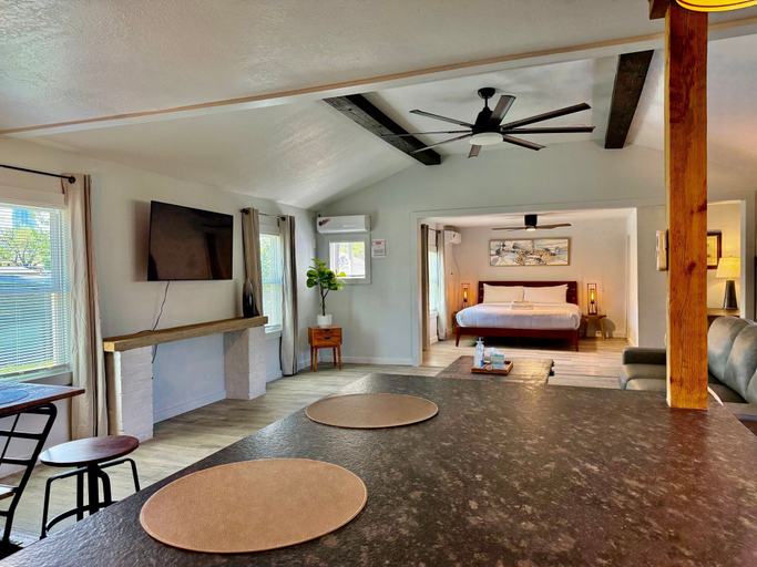 Room 4, Comfortable Studio With Modern Touches 9A, Oklahoma