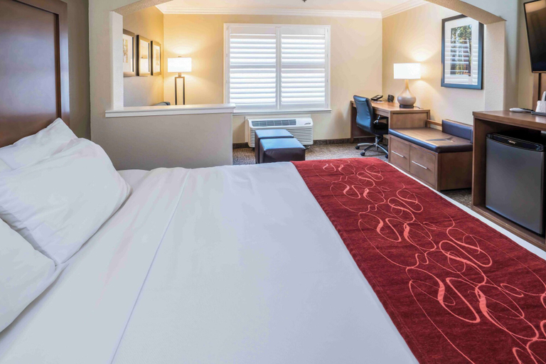 Bedroom 3, Comfort Suites Fresno River Park, Fresno