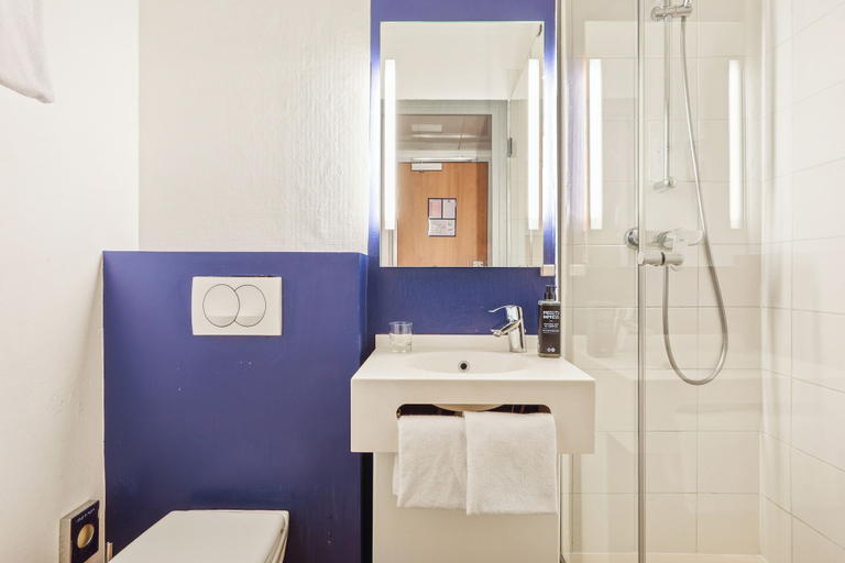Bathroom 4, ibis Styles Paris République, Paris