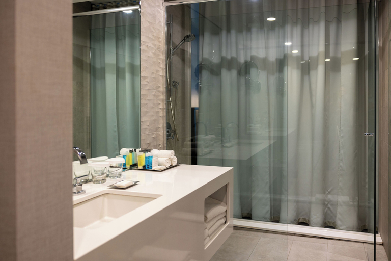 Bathroom 5, Hotel Bonaventure Montreal, Montréal