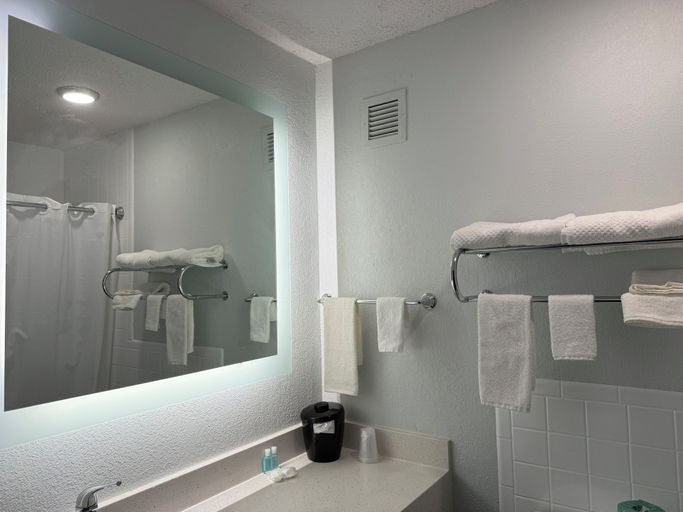 Bathroom 4, Suburban Studios Fairborn - Dayton, Greene