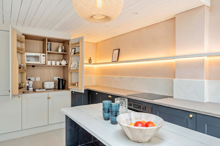 Room 1, Chic Coastal Retreat - 5-min Stroll to Beach, West Sussex