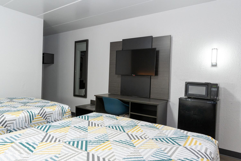 Bedroom 3, Motel 6 Cincinnati, OH, Hamilton