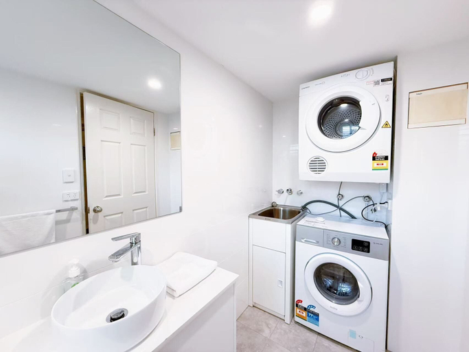 Bathroom 4, Karana Palms Resort, Gold Coast