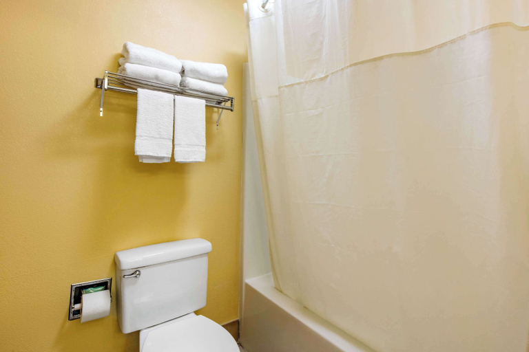 Bathroom 4, Quality Inn & Suites Montgomery East Carmichael Rd, Montgomery
