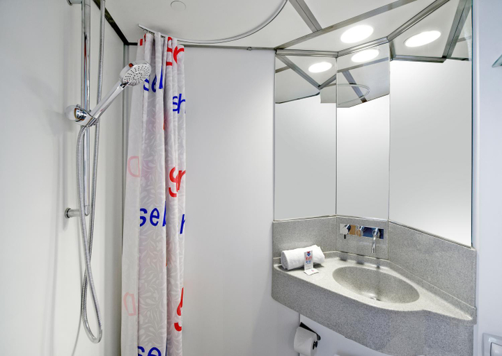 Bathroom 4, Cabinn Metro, Copenhagen