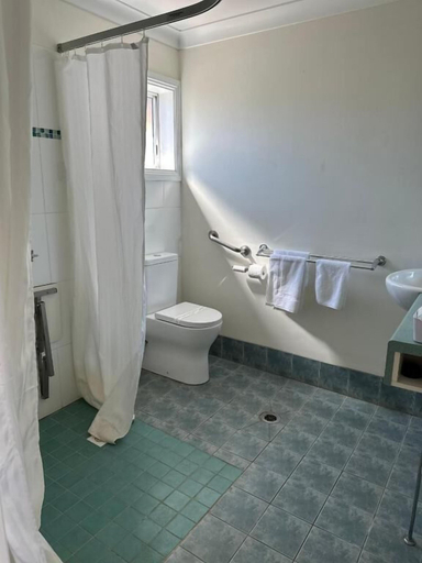 Bathroom 3, Colonial motor inn, Bland