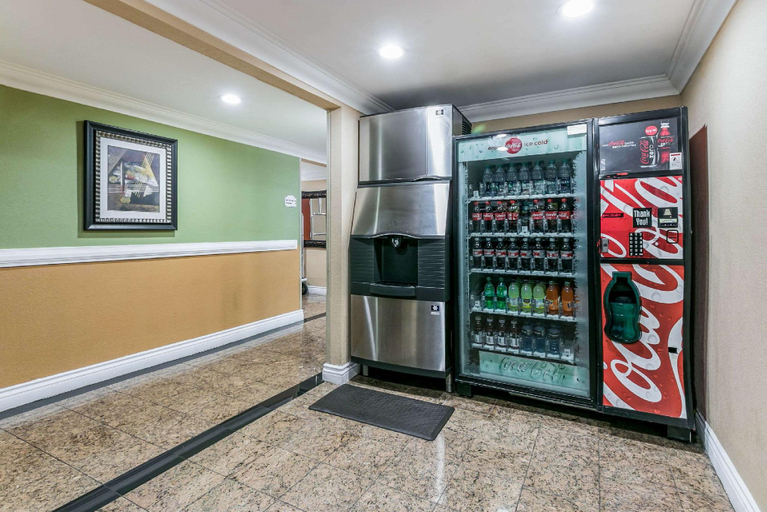 Food & Drinks 5, Quality Inn & Suites, Fulton