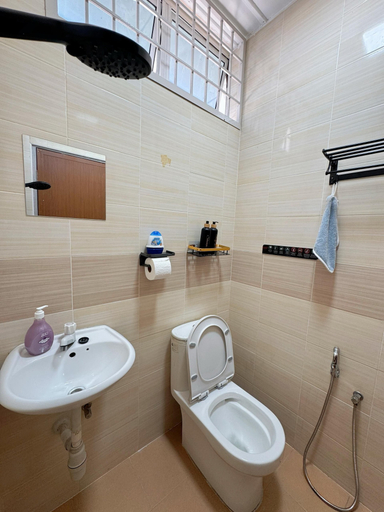 Bathroom 4, Comfy Tok Sira Home Kuantan 5 BR, Kuantan
