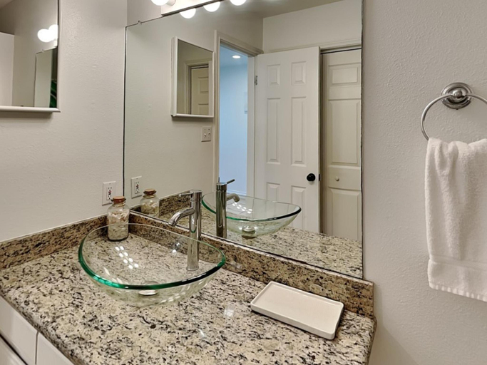 Bathroom 4, Going Coastal, Aransas
