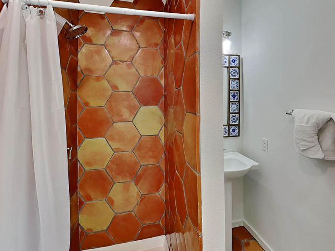 Bathroom 4, Marlin Manor, Nueces