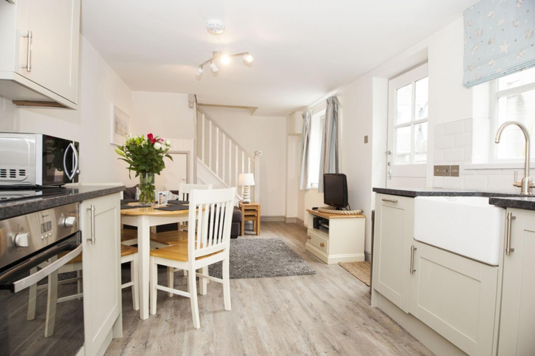 Private kitchen 3, 2 Bed Cottage - Sleeps 4 - Pets - Patio - Parking, Cornwall