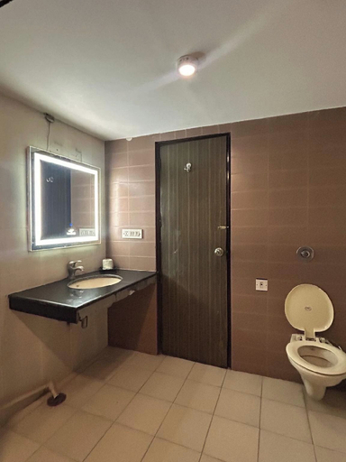 Bathroom, Hotel The Taksonz (opposite railway station Ludhiana), Ludhiana