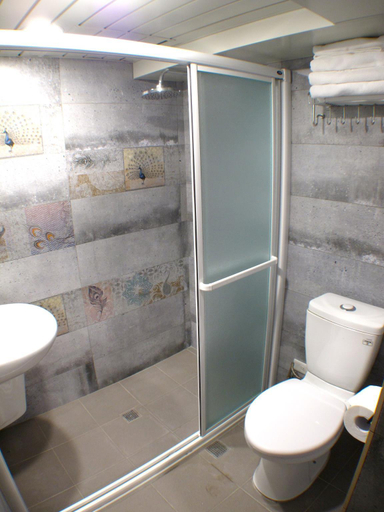Bathroom 3, Formosa 101 Hostel, Taipei City