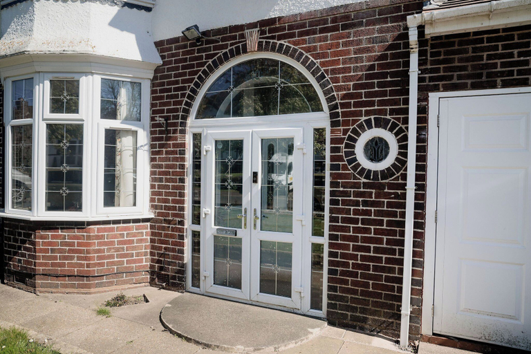 Exterior detail, 6-bed House - Sleeps 13 - Families & Contractors, Sandwell