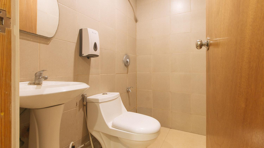Bathroom 3, RedDoorz @ Ranchotel Alabang, Muntinlupa