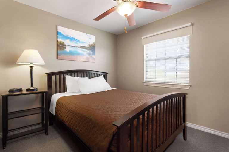 Bedroom 2, Eagle's Den Suites Cotulla a Travelodge by Wyndham, La Salle
