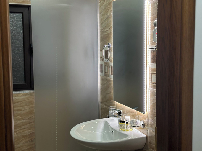 Bathroom 3, Te Gjyshi (at Grandfather), Beratit