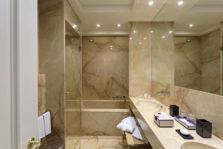 Bathroom 5, Grand Hotel Des Étrangers, Syracuse