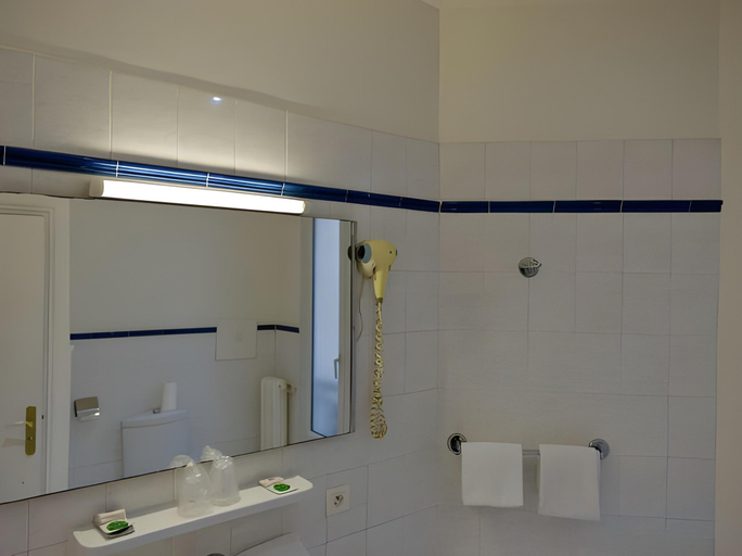 Bathroom 3, Hotel Richmond, Paris