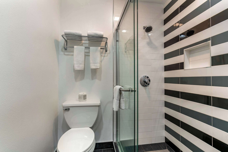Bathroom 3, Quality Inn & Suites Vacaville, Solano