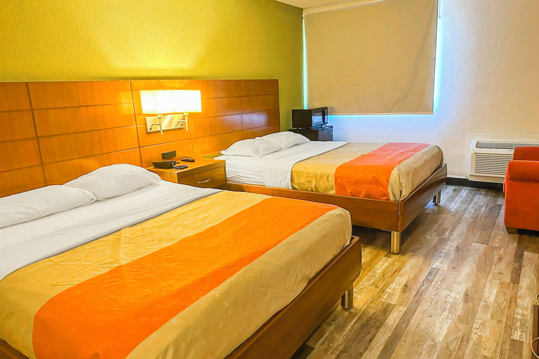 Bedroom 4, Jackson Hotel And Convention Center, Madison