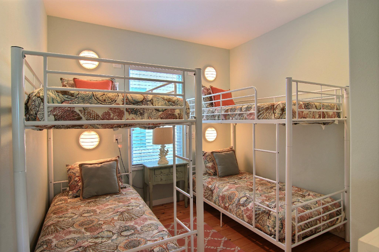 Bedroom 2, Jumpin Jellyfish, Nueces