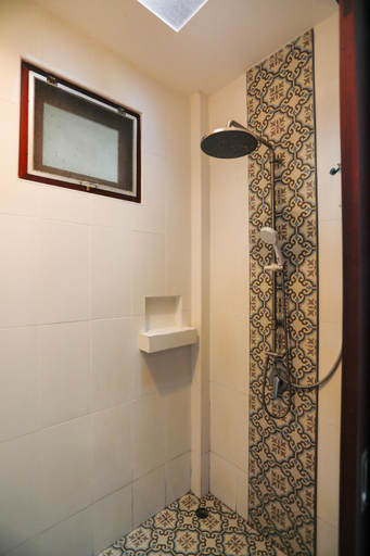 Bathroom 16