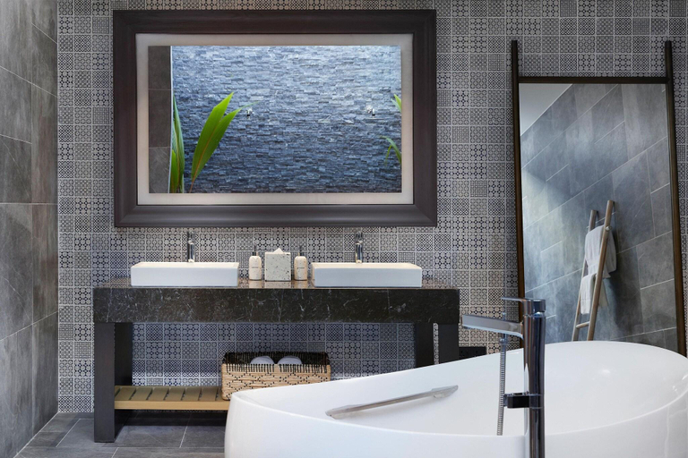Bathroom 4, Le Meridien Maldives Resort & Spa