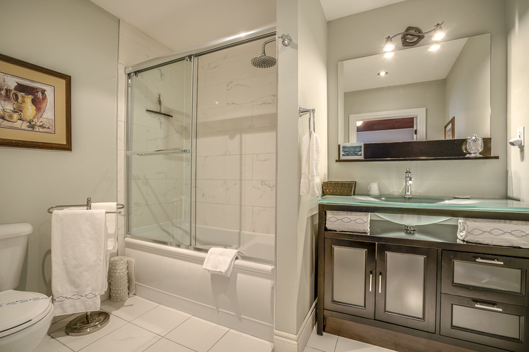 Bathroom 3, Manoir Sur le Cap, Communauté-Urbaine-de-Québec