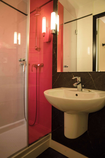 Bathroom 4, Kyriad Villefranche Sur Saône, Rhône