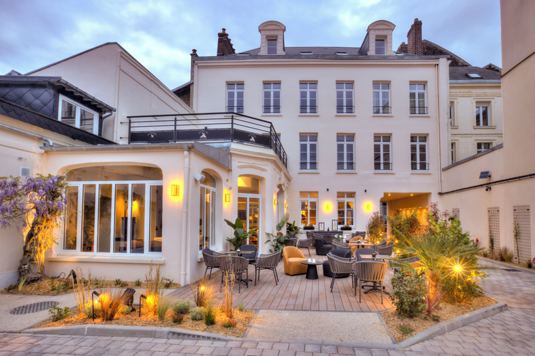 Exterior & Views