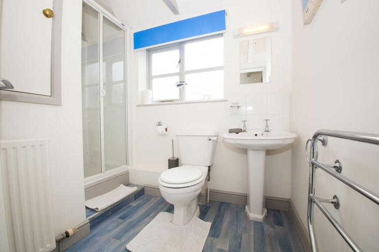 Bathroom, 2 Bed Cottage - Sleeps 4 - Pets - Patio - Parking, Cornwall