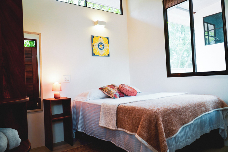 Bedroom 3, Awake, Osa