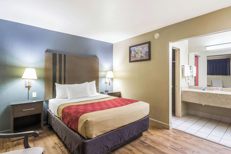 Bedroom 3, Econolodge Inn & Suites, Johnson