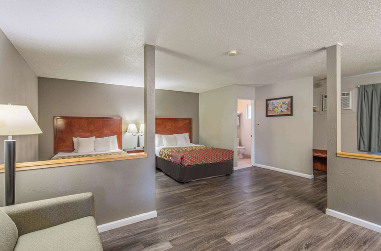 Bedroom 2, Econo Lodge Inn & Suites Yreka, Siskiyou